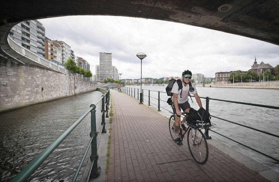 Fietsers rijdt langs de Maas in Luik