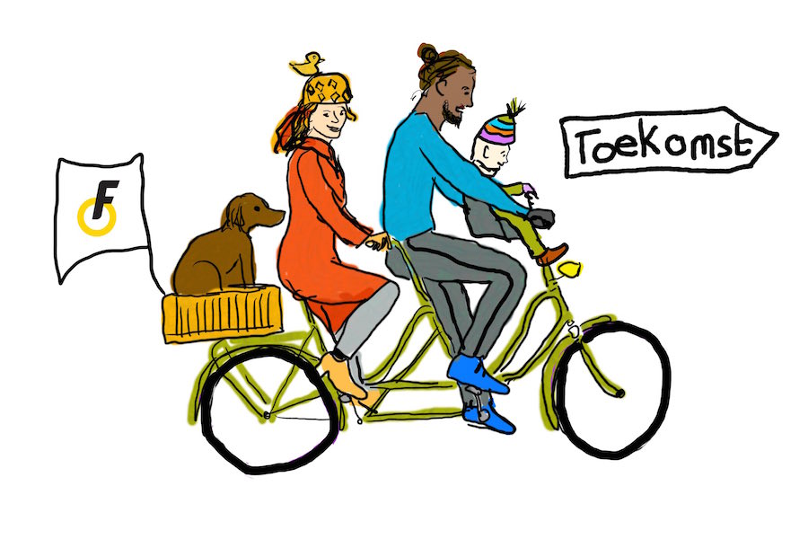 Gezin op tandem met hond achterop en kind voorop