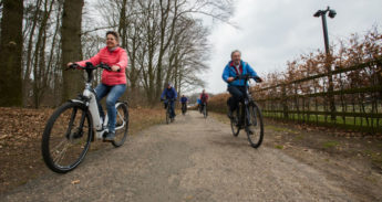 Fietsers op ebikes bij Wolfheze