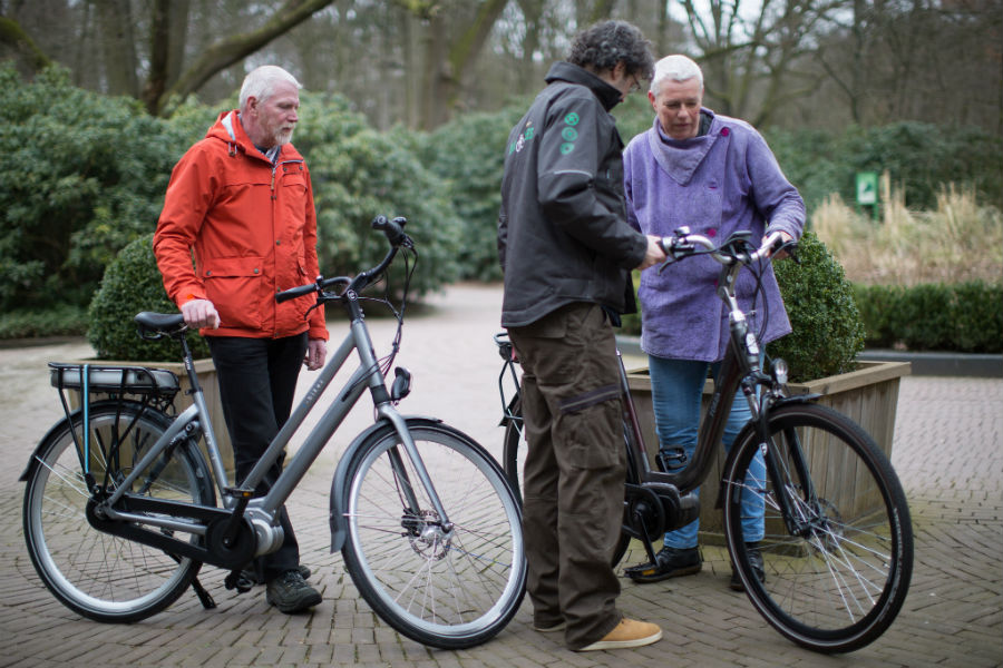 TestKees legt een fietser met e-bike uit hoe het display werkt