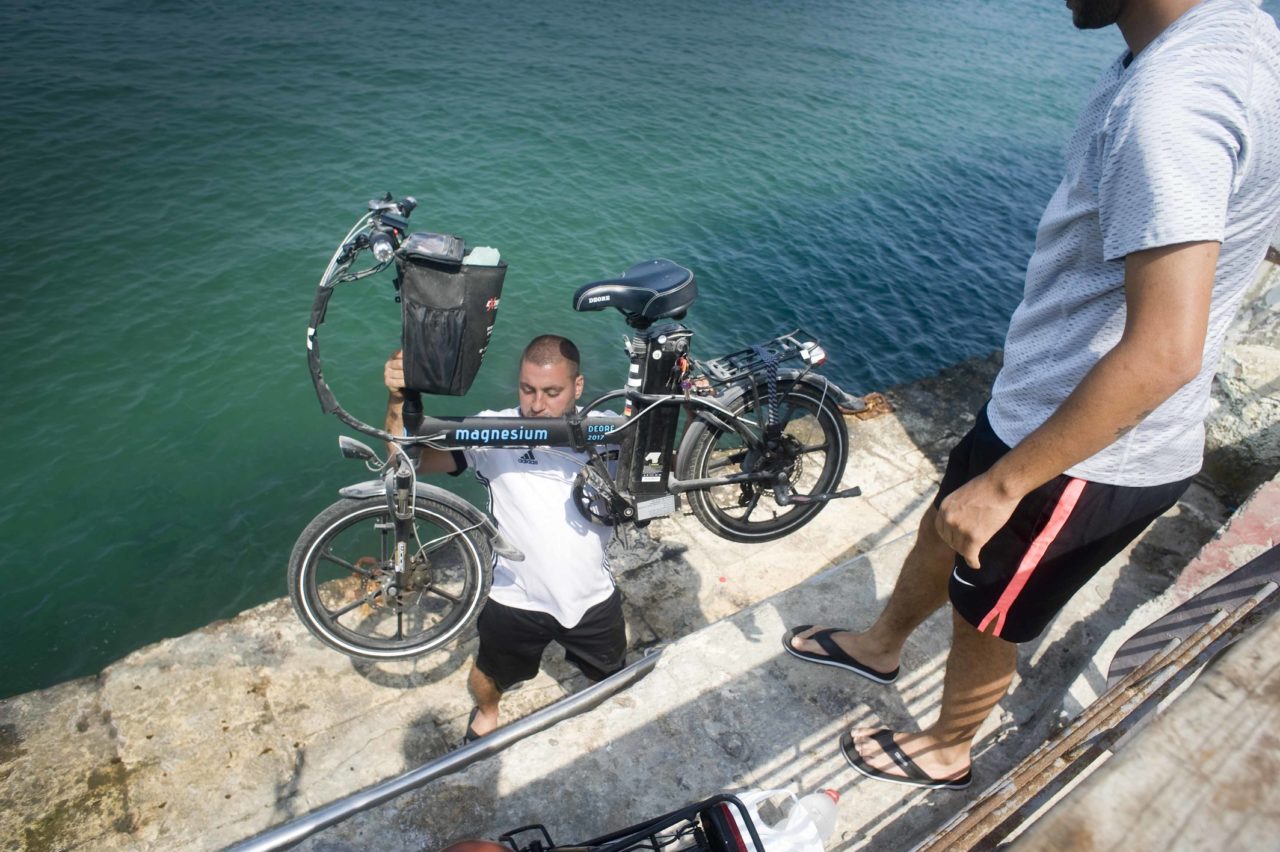 Arabische sportvissers in Jaffa.