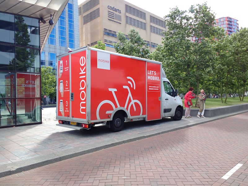 vrachtwagen van Mobike, deelfiets
