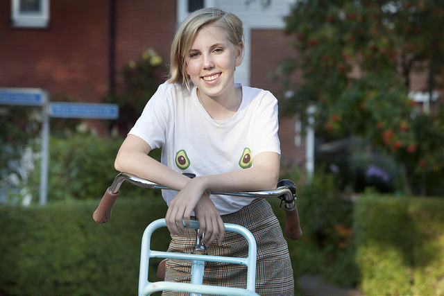 kylie van dam, fietsend schoolkind