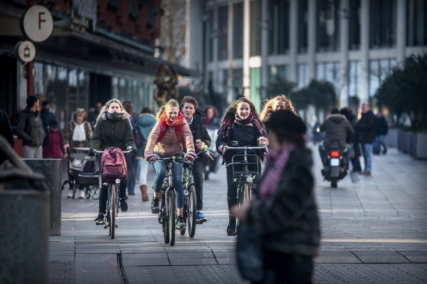 Fietsen op de grote Marktstraat