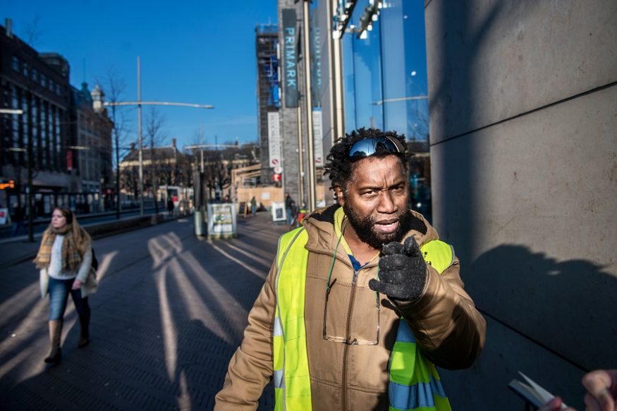 Fietscoach Rudolf Ong-A-Kwie aan het Spui