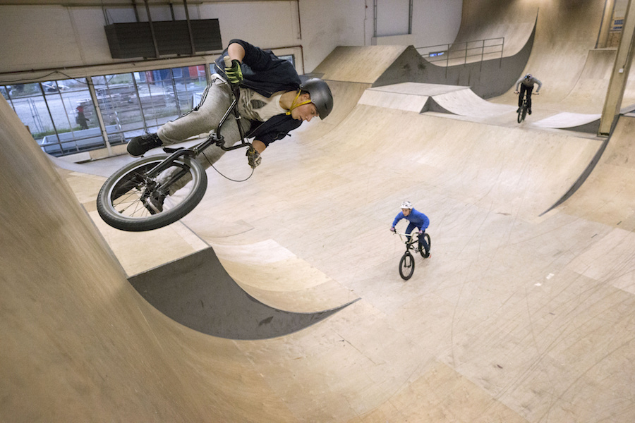 Foto van vliegende BMX-er