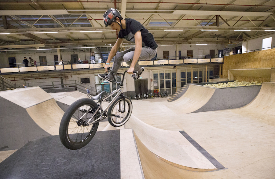 Foto van springende BMX-er