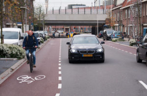 Fietsstrook met onderbroken streep