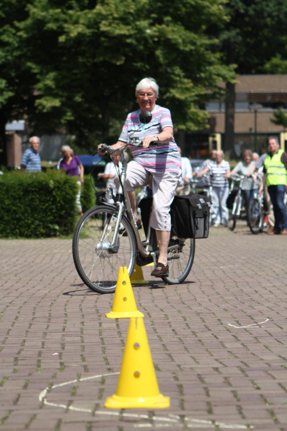 Vrouw rijdt parcours