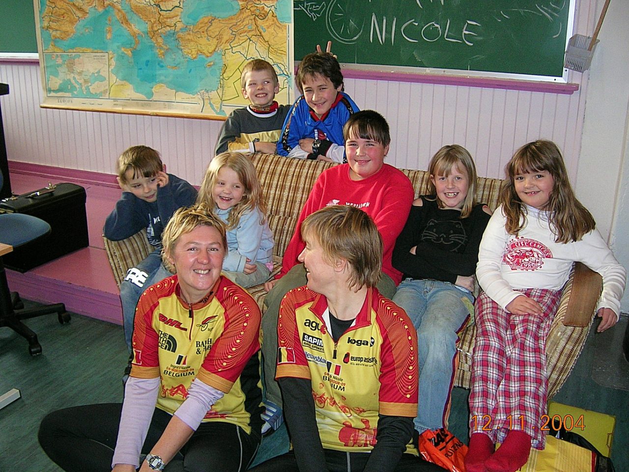 Nicole en Ingrid temidden van Noren