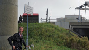035-Kees-bij-bordje-levensgevaarlijk-provinciale-weg-over-te-steken