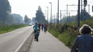 116-Leidsevaartweg-drukte-op-het-tweerichtingenfietspad-met-wandelaars