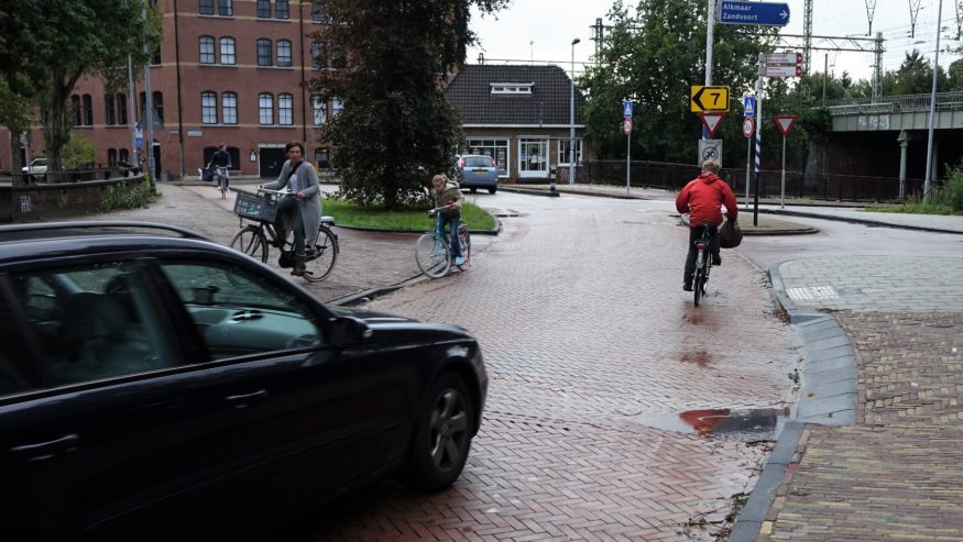 Kenaupark-moeder-en-dochter-vanaf-Kinderhuissingel-besluiten-veilige-route-te-kiezen-over-het-voetpad