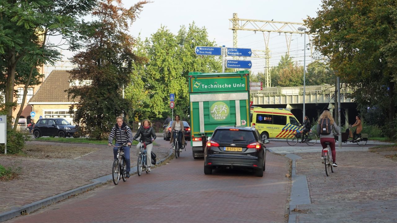 Kenaupark-Fietsers-vanaf-Kinderhuissingel-hebben-weinig-ruimte-en-fietsen-te-dicht-op-trottoirband.-Fietsster-rechts-neemt-stoep