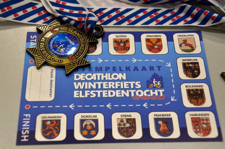 Medaille en stempelkaart winterfiets elfstedentocht