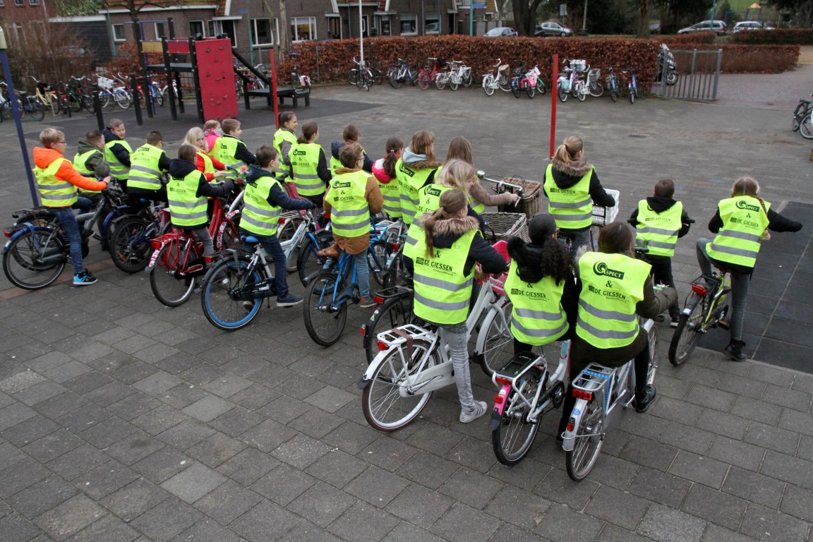 Kinderen-met-hesjes-op-de-fiets
