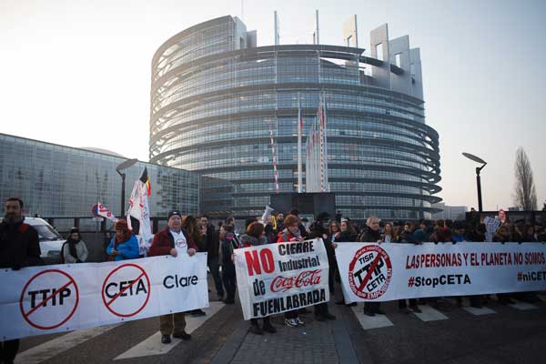 Protesta al Parlamento europeo contro il CETA