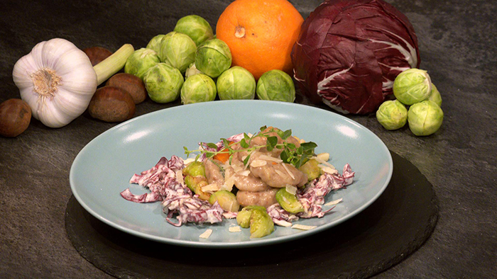 Maronen-Gnocchi mit Rosenkohl und Radicchio-Salat