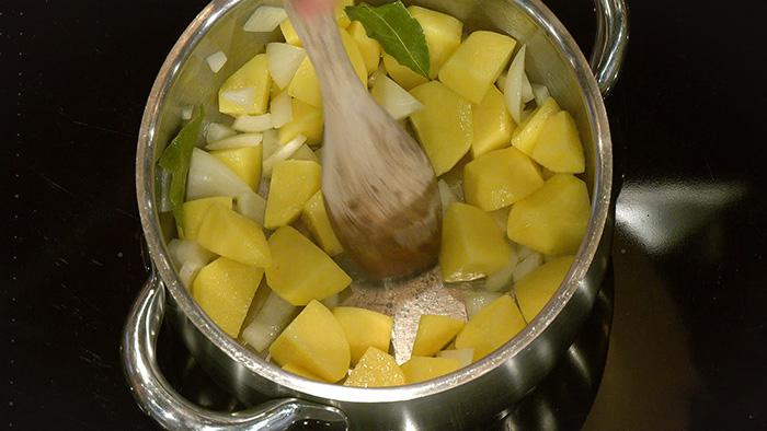 Béchamel-Ersatz und Allrounder-Soße ohne Mehl / mauritius images / foodcollection