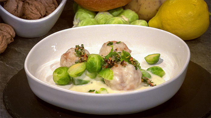 Teigknödel mit Rosenkohl, Kartoffelschaum und Kräuter-Walnuss-Öl