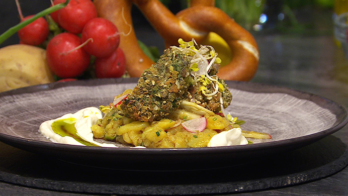 Backhendl mit Kernöl-Kartoffelsalat und Zitronenschmand