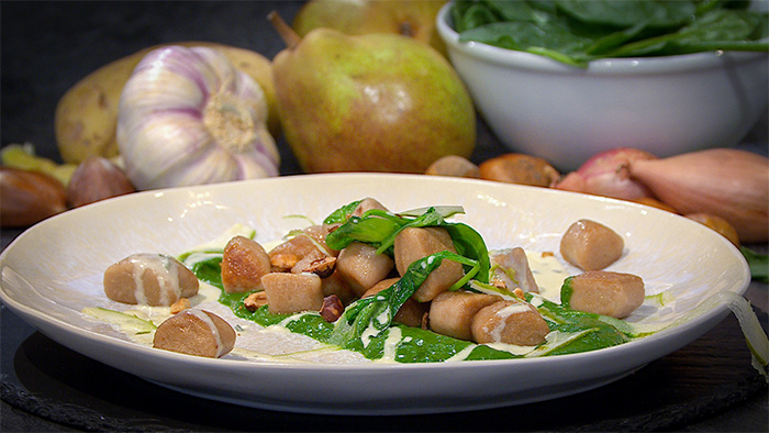 Kastanien-Gnocchi mit Spinat, Birnen und Blauschimmelkäse-Fonduta