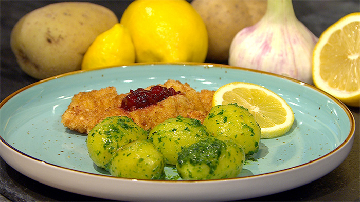 Surschnitzel mit Petersilienkartoffeln und kalt gerührten Preiselbeeren