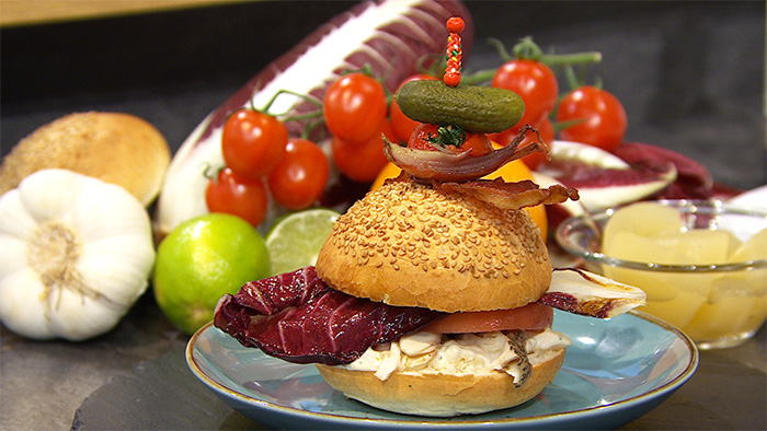 Pulled-Hecht-Burger mit Senfgurken-Mayo und karamellisiertem Treviso