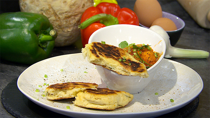 Sellerie-Shakshuka mit Pfannenbrot
