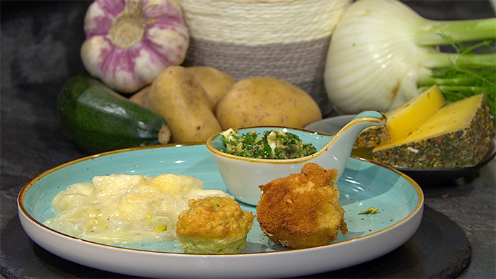 Zucchini- und Käse-Kroketten mit gratiniertem Fenchel und grüner Soße