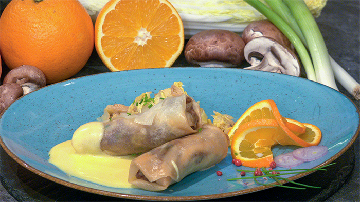 Knusprige Frühlingsröllchen mit Forellenfüllung, Orangen-Hollandaise und Chinakohl