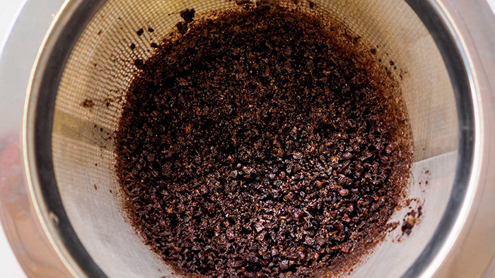 Ein Kaffeefilter mit nassem Kaffeepulver von oben fotografiert / mauritius images / Yongheng Lim / Alamy
