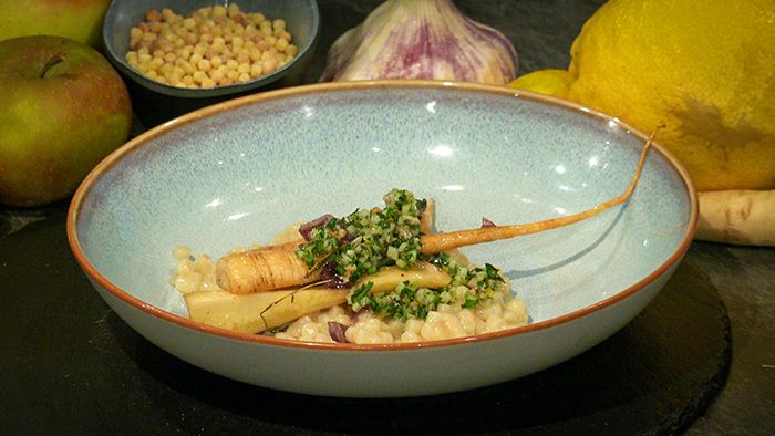 Fregola sarda mit Pastinaken und Apfel-Kräuter-Gremolata / BR