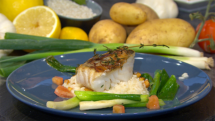Skrei in Knoblauchkruste mit Frühlingszwiebeln und Kartoffel-Risotto