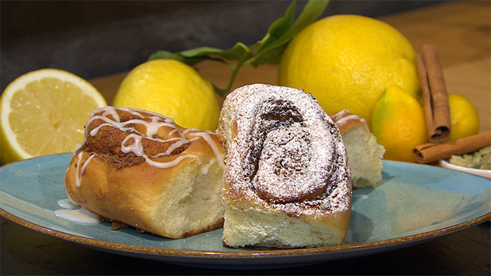 Zimtschnecken mit Pflaumenmus und Kardamom