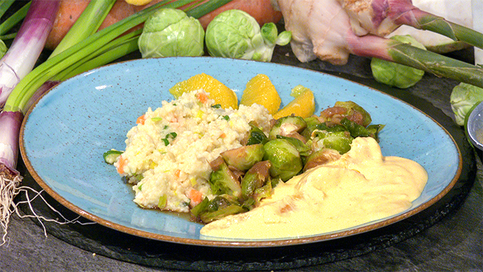 Geschmorter Rosenkohl mit Hirserisotto und Sanddorn-Schmand