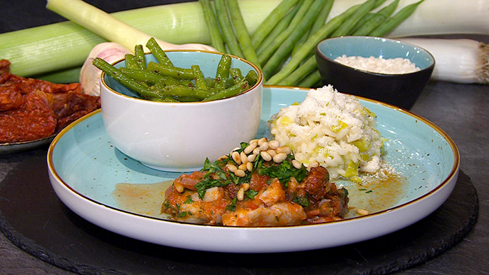 Seelachs mit Zwiebeln und Tomaten, Lauch-Risotto und grünen Bohnen