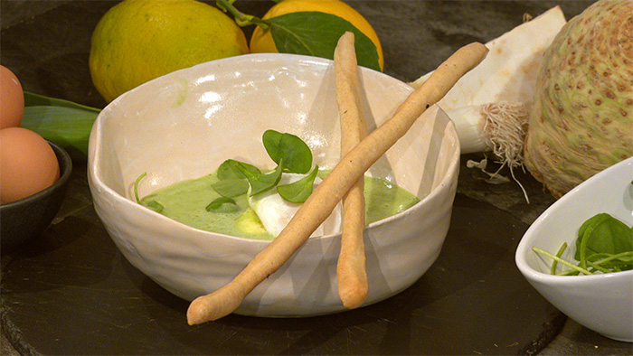 Postelein-Suppe mit pochiertem Ei und Grissini