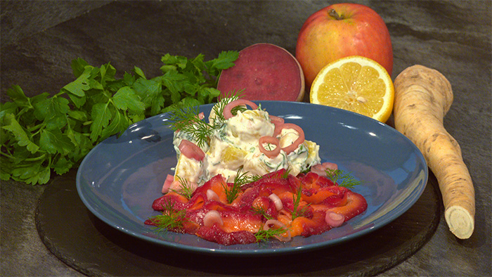 Saibling in Rote-Bete-Beize mit Apfel-Kren-Kartoffelsalat und süßsauren Schalotten