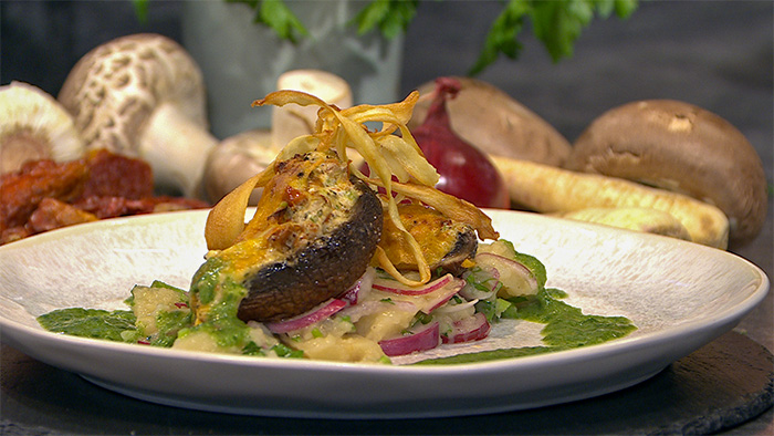  Gratinierte Portobello-Pilze mit Petersilienwurzel-Salat