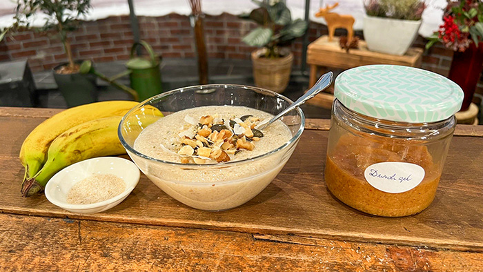 ein Schälchen mit Flohsamen, eine Glasschüssel mit einem Flohsamenpudding und ein Flohsamenduschgel in einem Schraubglas