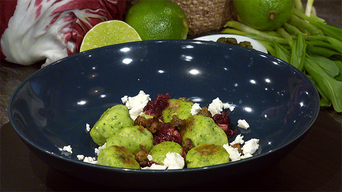 Bärlauch-Gnocchi mit Feta, Radicchio-Marmelade und frittierten Kapern