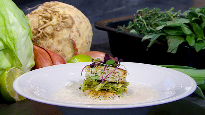  Geschäumtes Fischsupperl mit Pflanzerl und Spitzkohl