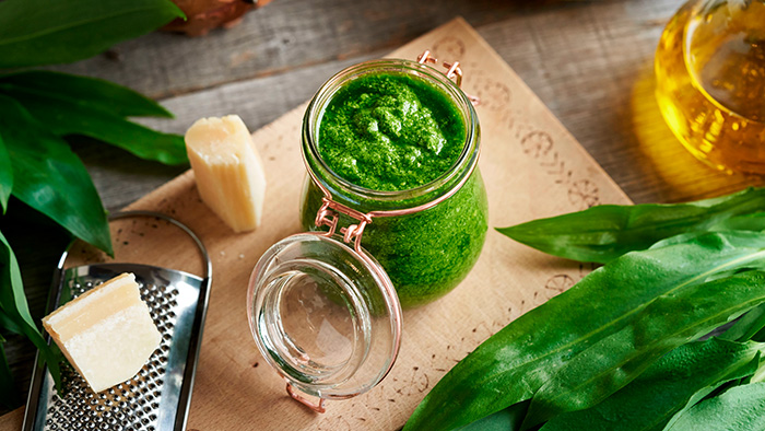 Bärlauchpesto, ein Stück Parmesan und Öl / mauritius images / Madeleine Steinbach / Alamy / Alamy Stock Photos