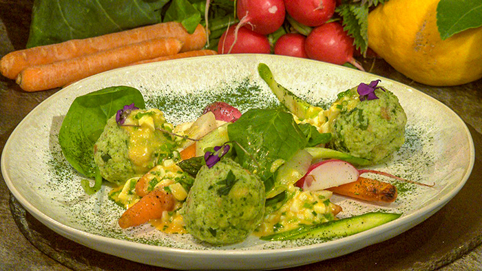 Wildkräuter-Knödel mit Frühlingsgemüse und Bozner Soße