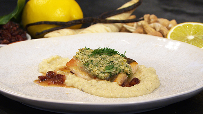 Saiblingsfilets mit Cashew-Kräuter-Kruste, Petersilienwurzel-Vanille-Creme und Cranberry-Butter