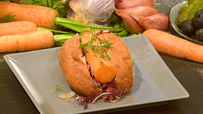 Hotdogs mit Brioche-Buns, Miso-Karotte und Oliven-Relish/BR