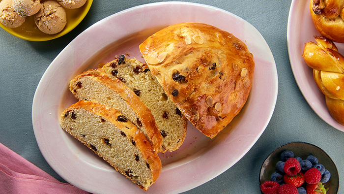 Süßes Osterbrot mit Rosinen / 	mauritius images / foodcollection / Frank Weymann