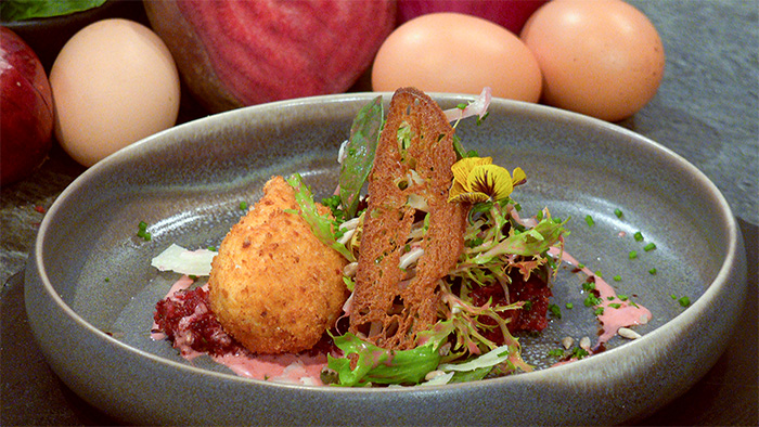Rote-Bete-Tatar mit Himbeeressig-Mayo und gebackenem Ei