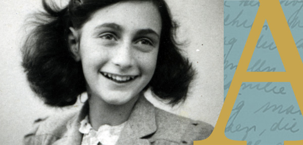 Porträt von Anne Frank, ein Mädchen mit schulterlangem Haar, das lächelt.